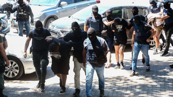 ΕΛ.ΑΣ.: Ανακοίνωση για τη σύλληψη των τριών ατόμων για την επίθεση στο σπίτι της Αφροδίτης Νέστορα