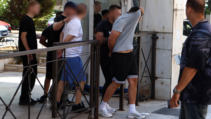 Ομάδα χούλιγκαν στην Αθήνα: η σχέση με τη δολοφονία Κατσούρη, τα ναρκωτικά και οι εκβιασμοί