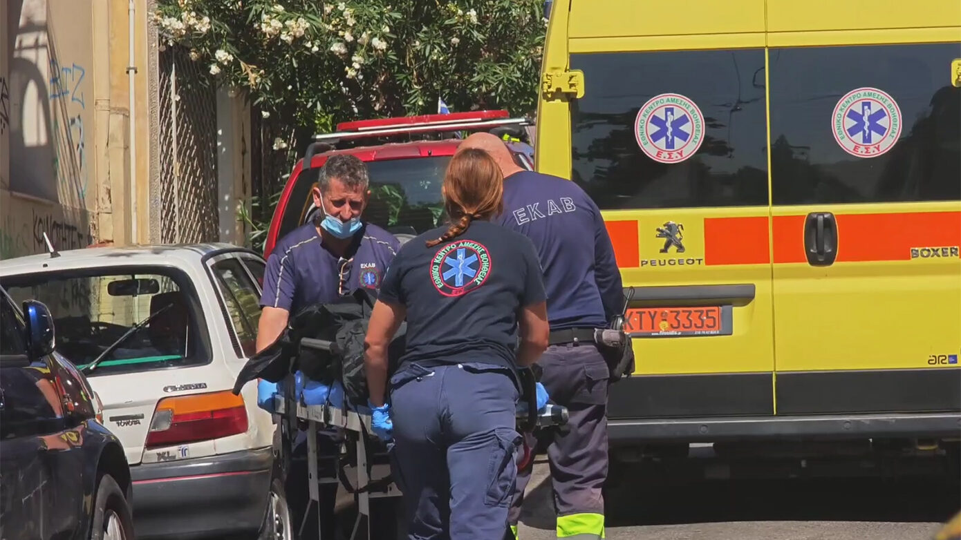 Φωτιά σε διαμέρισμα στα Πατήσια: Νεκρή μία γυναίκα και στο νοσοκομείο ο σύζυγός της