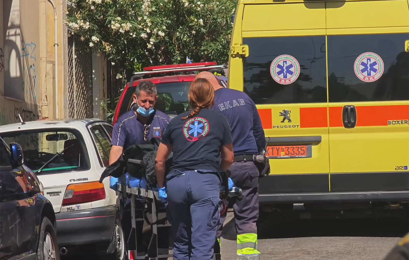 Φωτιά σε διαμέρισμα στα Πατήσια: Νεκρή μία γυναίκα και στο νοσοκομείο ο σύζυγός της