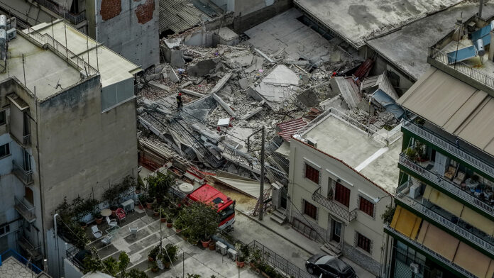 Γιατί κατέρρευσε η πολυκατοικία στα Πετράλωνα – Τα σενάρια που έχουν μπει στο «μικροσκόπιο» και οι μαρτυρίες