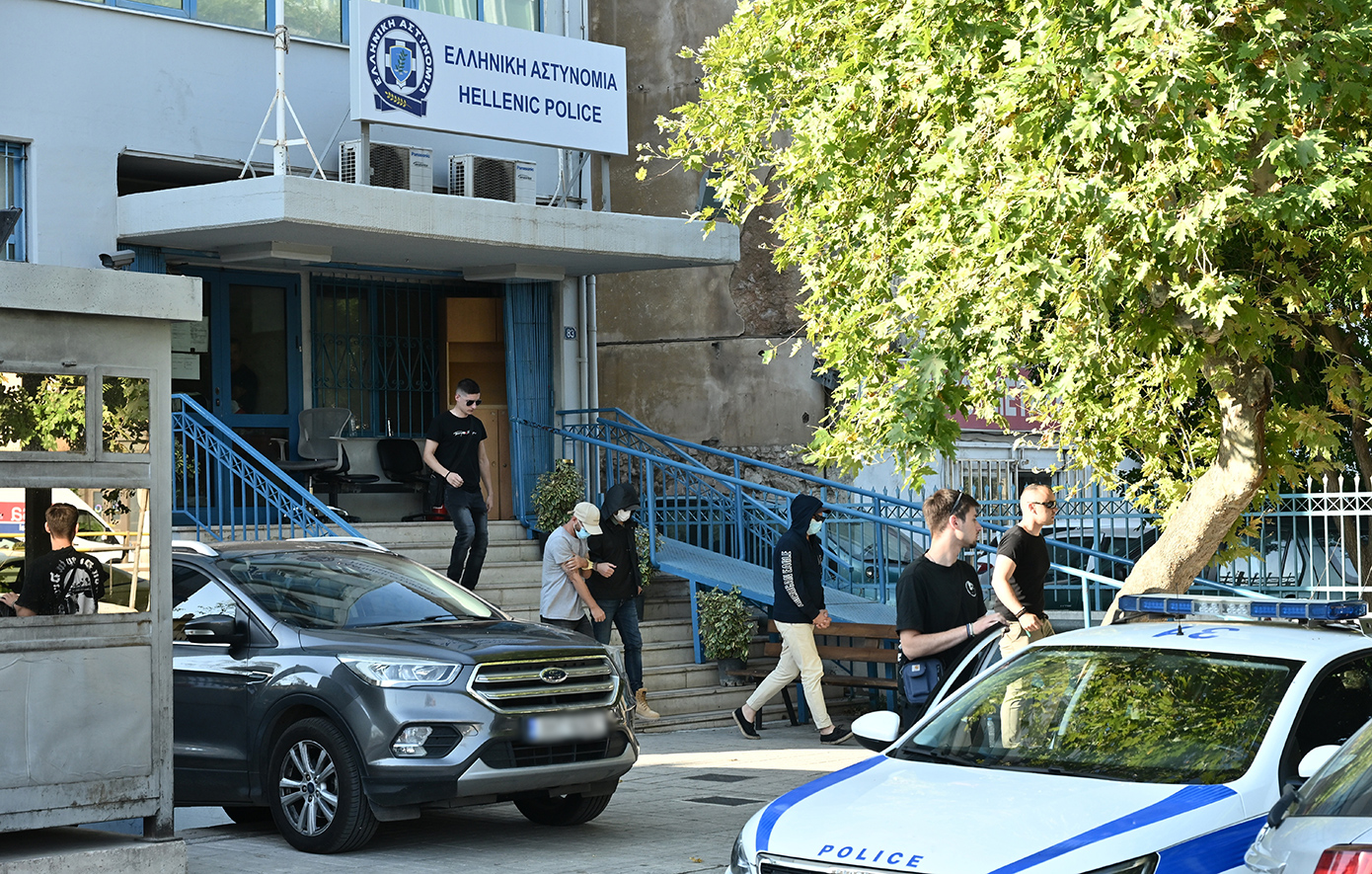 Κατάρρευση πολυκατοικίας στα Πετράλωνα: Στα δικαστήρια της Ευελπίδων οι 5 συλληφθέντες