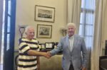 Ο Γ. Τρεπεκλής αποδέχτηκε τη σπάνια συλλογή χαρακτικών του Γ. Σουρτζίνου