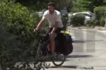 Γάλλος ποδηλάτης έπεσε θύμα κλοπής σε καταυλισμό Ρομά στο Μενίδι – Πώς περιγράφει τον εφιάλτη που έζησε