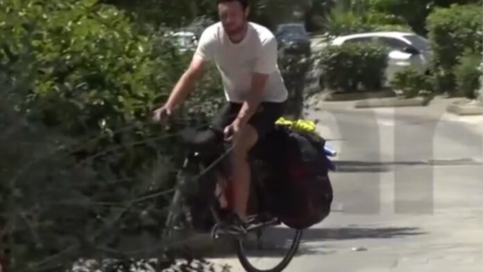 Γάλλος ποδηλάτης έπεσε θύμα κλοπής σε καταυλισμό Ρομά στο Μενίδι – Πώς περιγράφει τον εφιάλτη που έζησε
