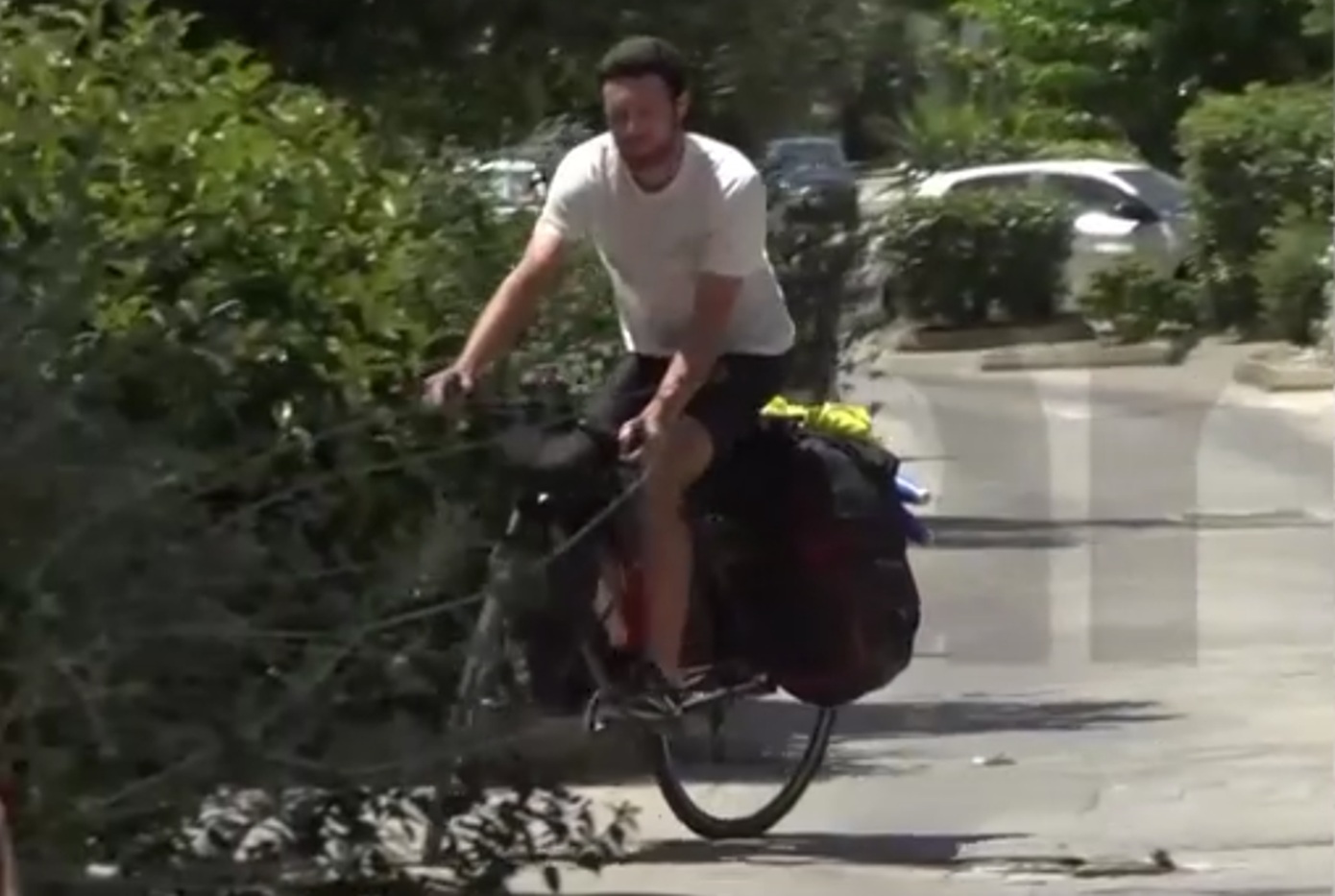 Γάλλος ποδηλάτης έπεσε θύμα κλοπής σε καταυλισμό Ρομά στο Μενίδι – Πώς περιγράφει τον εφιάλτη που έζησε