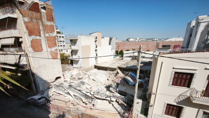 Κατάρρευση πολυκατοικίας στα Πετράλωνα: Το επίμαχο sms μεταξύ των μηχανικών και το «ντουλάπι»