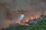 Πυρκαγιά στο Πόρτο Γερμενό: Σε απόσταση αναπνοής από τα πρώτα σπίτια, παλεύουν να μην φτάσει στα σύνορα με την Αττική