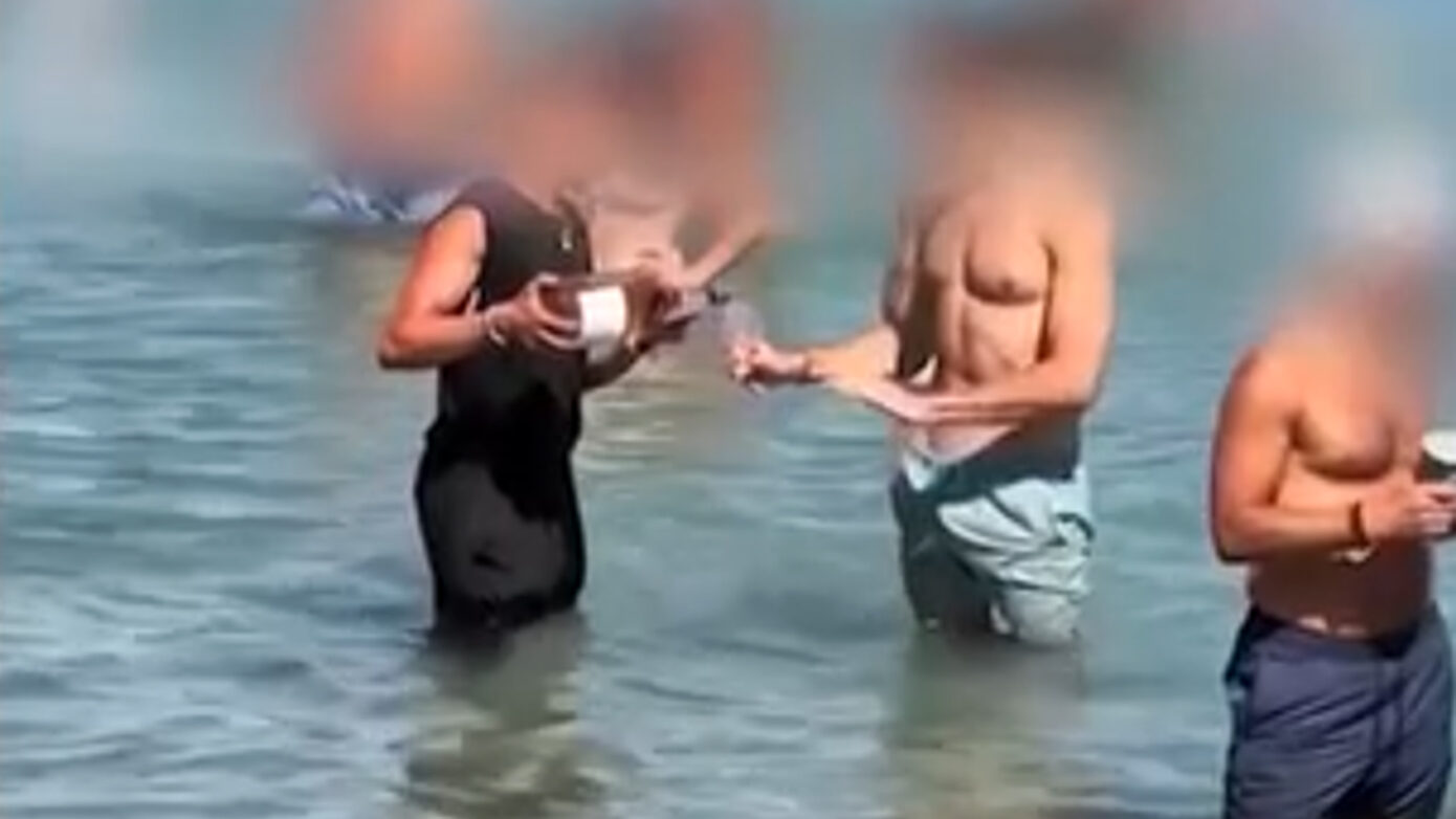 Βίντεο με σερβιτόρο να γεμίζει ποτήρια πελατών μέσα στη θάλασσα στην Πάρο προκαλεί αντιδράσεις