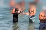 Βίντεο με σερβιτόρο να γεμίζει ποτήρια πελατών μέσα στη θάλασσα στην Πάρο προκαλεί αντιδράσεις