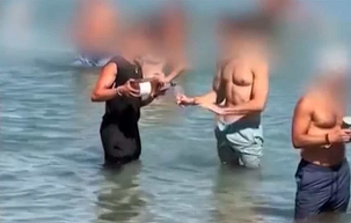 Βίντεο με σερβιτόρο να γεμίζει ποτήρια πελατών μέσα στη θάλασσα στην Πάρο προκαλεί αντιδράσεις
