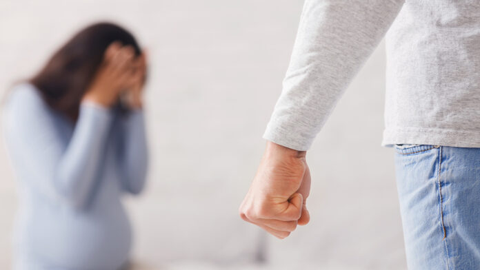 Άγριος ξυλοδαρμός της 37χρονης εγκύου στην Καλλιθέα: Την πίεζε να κάνει άμβλωση και όταν αρνήθηκε την κλωτσούσε στην κοιλιά