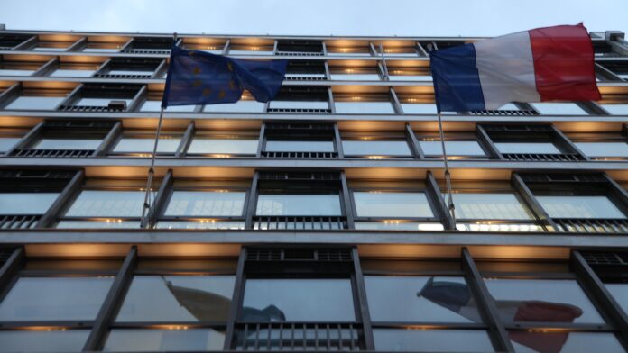 Συναγερμός για τηλεφώνημα περί βόμβας στη γαλλική πρεσβεία – Εκκενώνεται το κτίριο