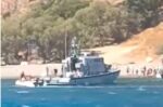 Σκάφος του λιμενικού απεγκλωβίζει 50 πολίτες από την παραλία της Πρέβελης στο Ρέθυμνο