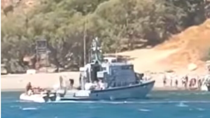 Σκάφος του λιμενικού απεγκλωβίζει 50 πολίτες από την παραλία της Πρέβελης στο Ρέθυμνο