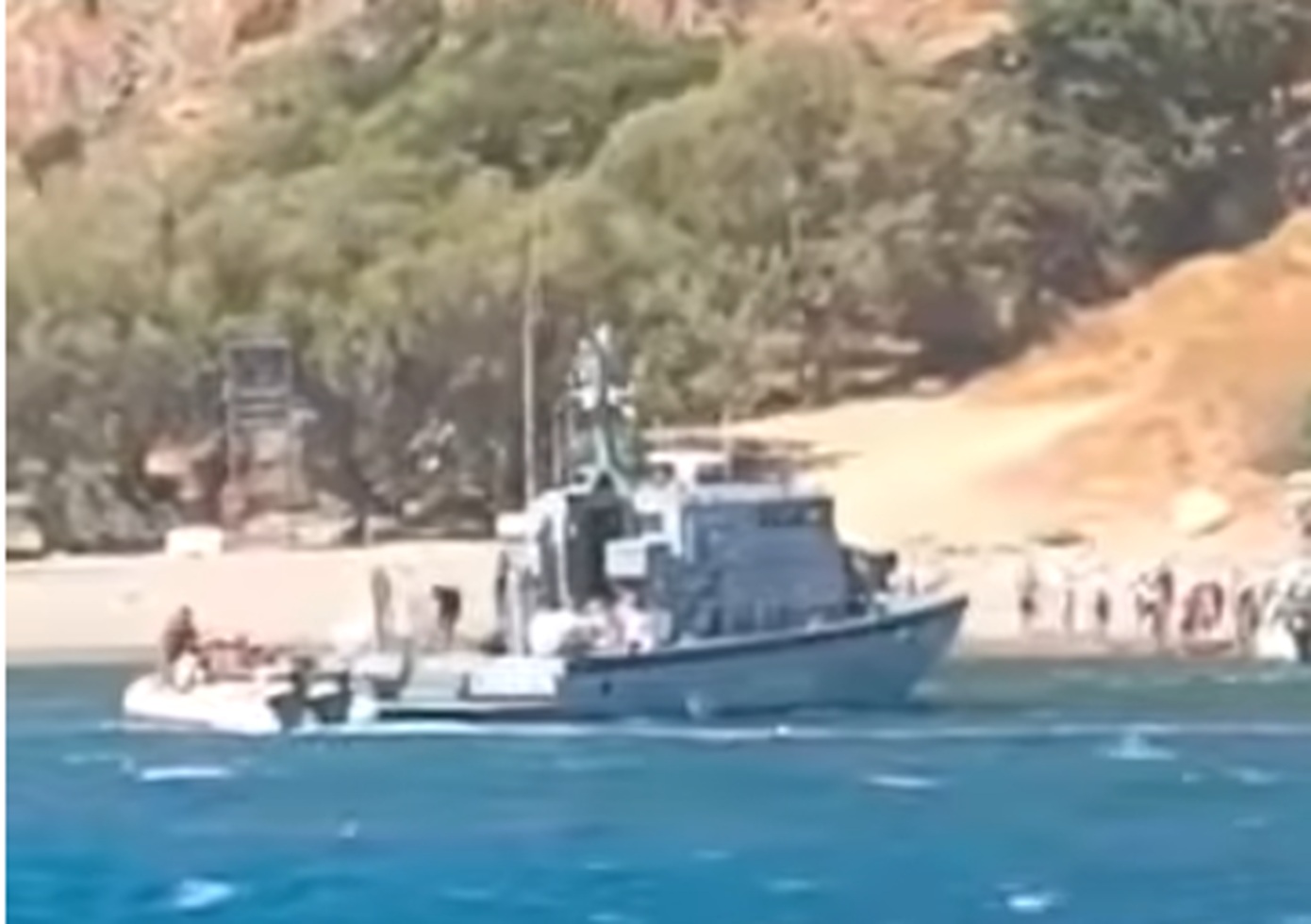 Σκάφος του λιμενικού απεγκλωβίζει 50 πολίτες από την παραλία της Πρέβελης στο Ρέθυμνο