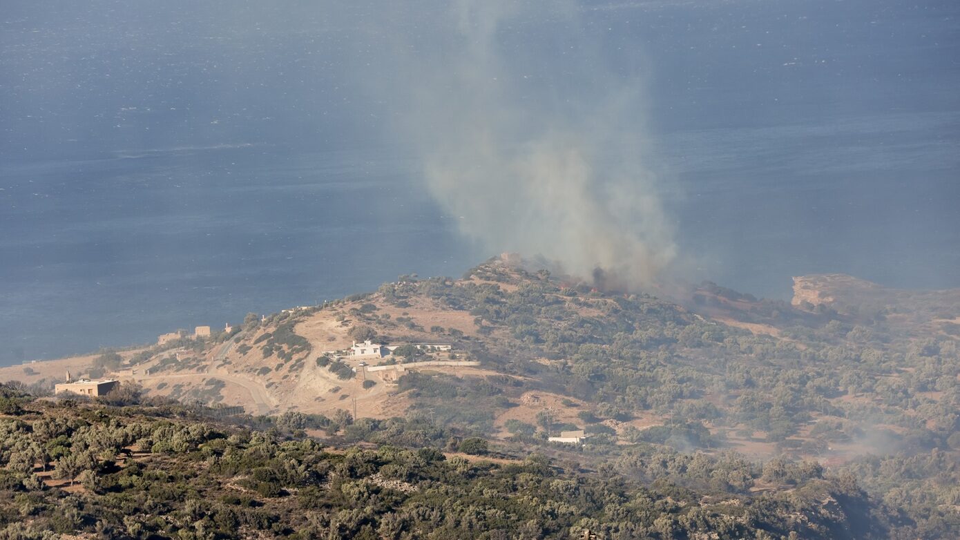 Ρέθυμνο: Διαδοχικά μηνύματα 112 καλούν τον κόσμο να εγκαταλείψει τα σπίτια τους λόγω νέων πύρινων μετώπων
