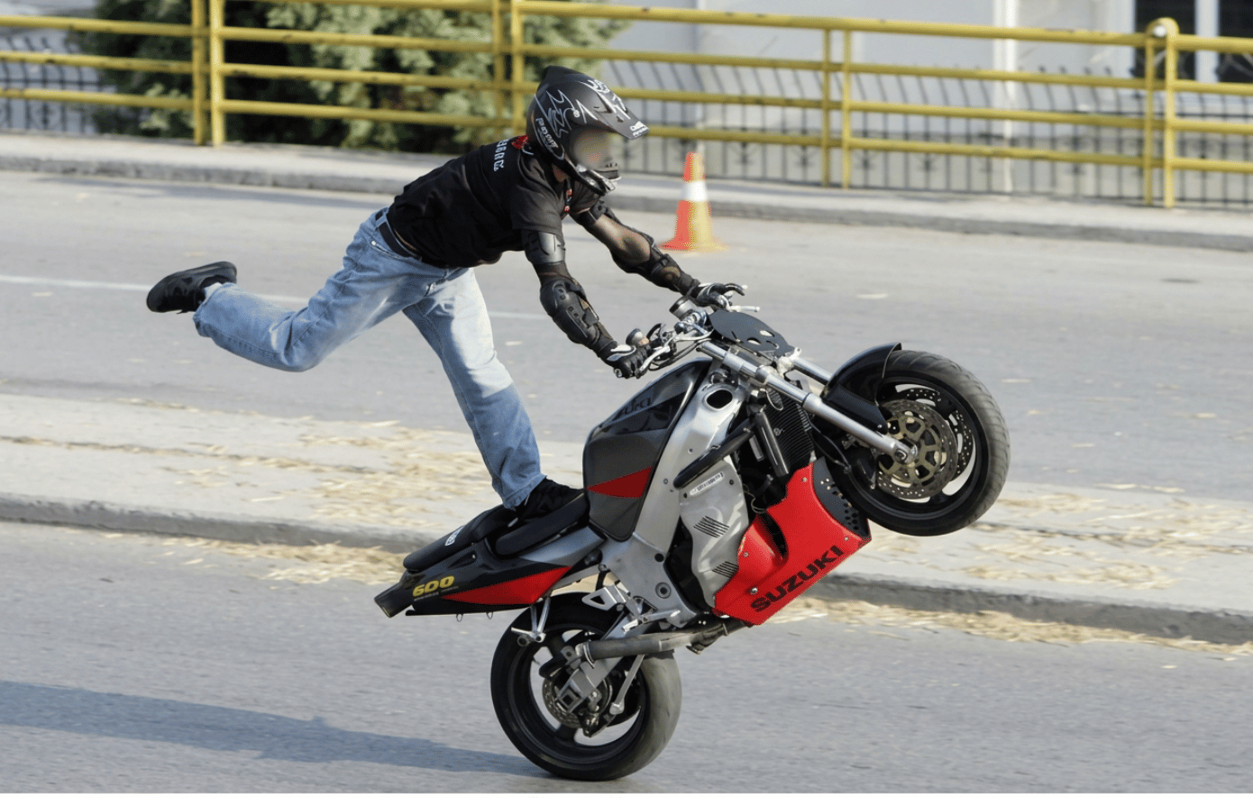 Χανιά: Πρόστιμο σε ανήλικο που έκανε σούζες μπροστά σε περιπολικό – Κατασχέθηκε η μηχανή του πατέρα