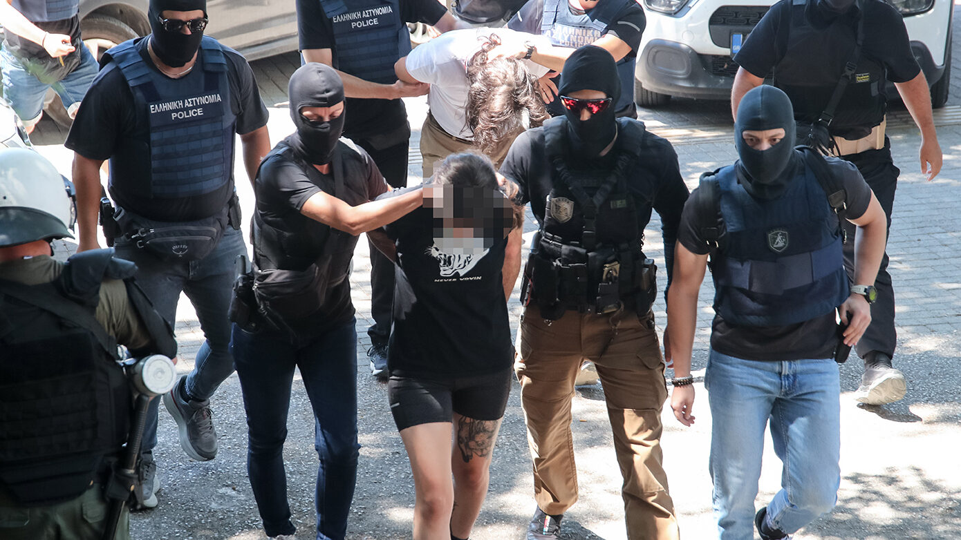 Στο Δικαστικό Μέγαρο Θεσσαλονίκης οι τρεις συλληφθέντες για τη φονική επίθεση με θύμα τη Βάγια Νέστορα