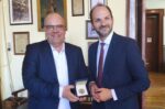 Ο επιτετραμμένος της πρεσβείας της Αυστρίας στο Δημαρχείο Σύρου-Ερμούπολης