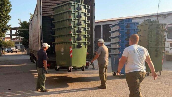 Περιφέρεια Αττικής: Παράδοση 128 νέων κάδων απορριμμάτων στον Δήμο Τυρνάβου