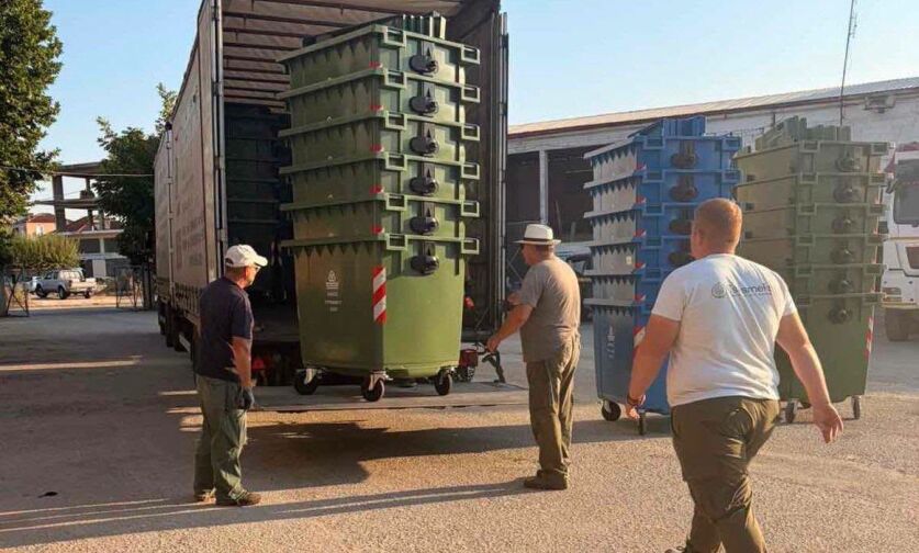 Περιφέρεια Αττικής: Παράδοση 128 νέων κάδων απορριμμάτων στον Δήμο Τυρνάβου