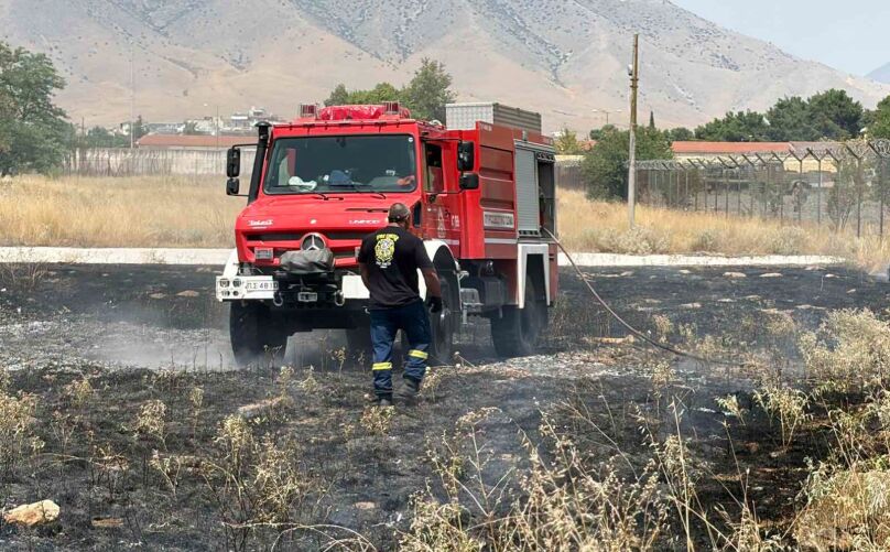 Πυρκαγιά πλησίον του στρατοπέδου «Σχοινά» στον Τύρναβο: άμεση επέμβαση