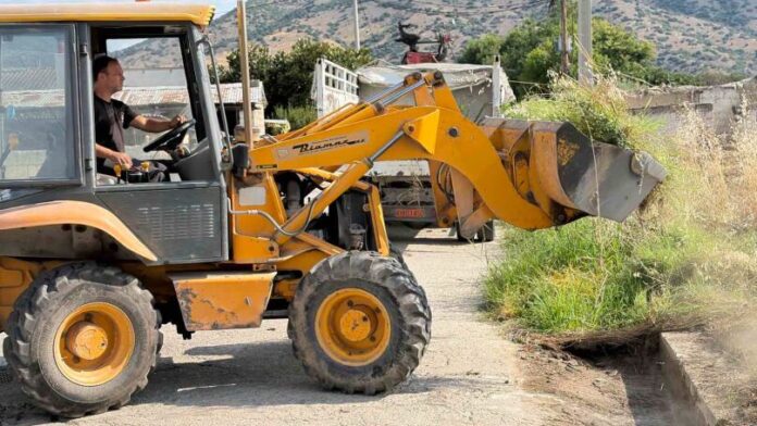 Εργασίες καθαρισμού καναλιού αποστράγγισης σε εξέλιξη στον Τύρναβο