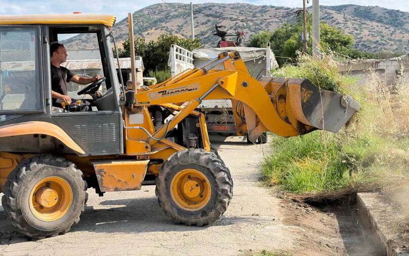 Εργασίες καθαρισμού καναλιού αποστράγγισης σε εξέλιξη στον Τύρναβο