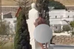 Μύκονος: Συνελήφθη τουρίστας που πόζαρε γυμνός μπροστά από το άγαλμα του Καραμανλή – βίντεο