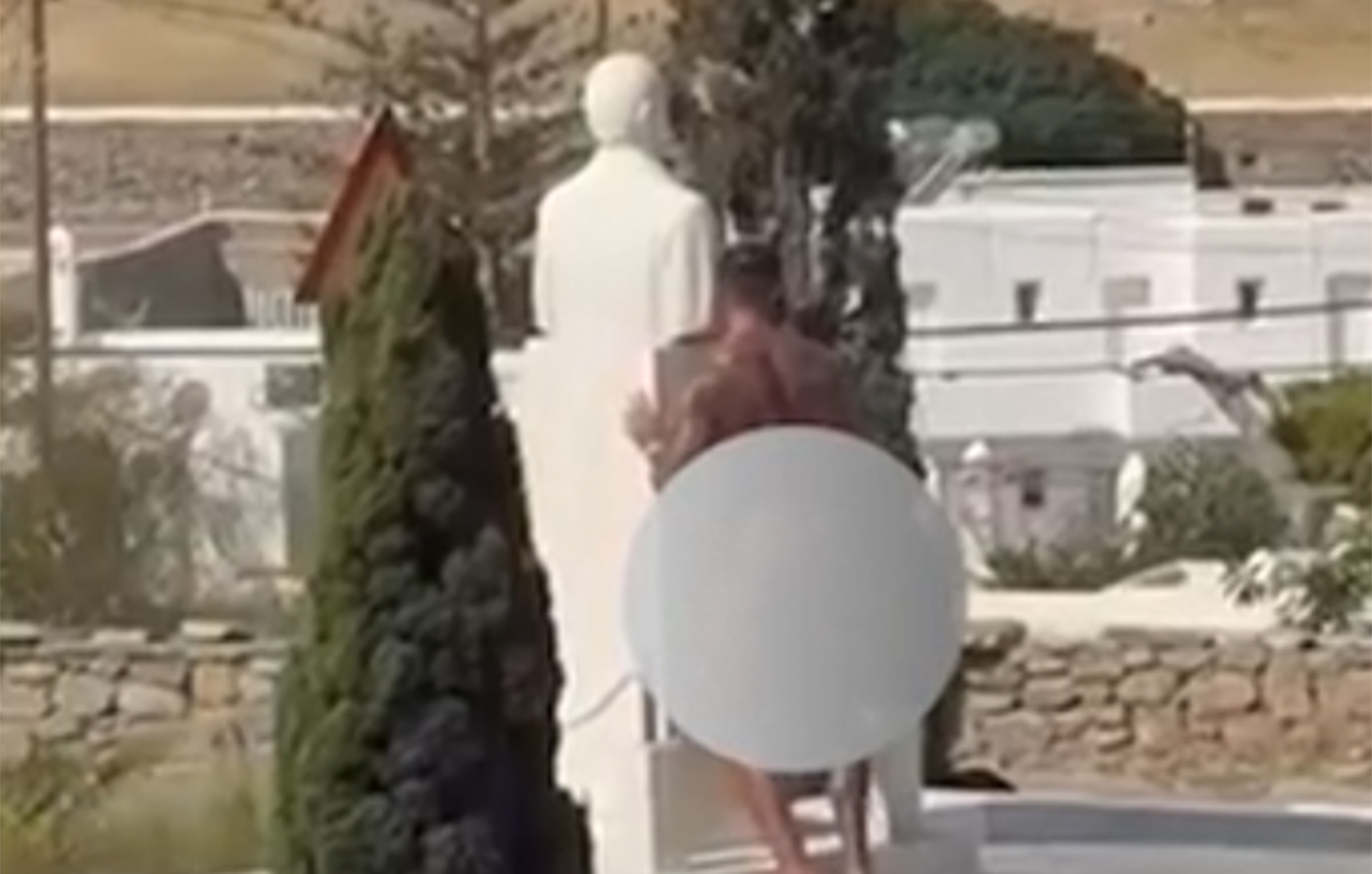 Μύκονος: Συνελήφθη τουρίστας που πόζαρε γυμνός μπροστά από το άγαλμα του Καραμανλή – βίντεο