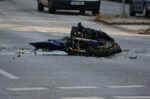Σύγκρουση μηχανής με αυτοκίνητο στο Ηράκλειο – Ο αναβάτης εκσφενδονίστηκε στην άσφαλτο