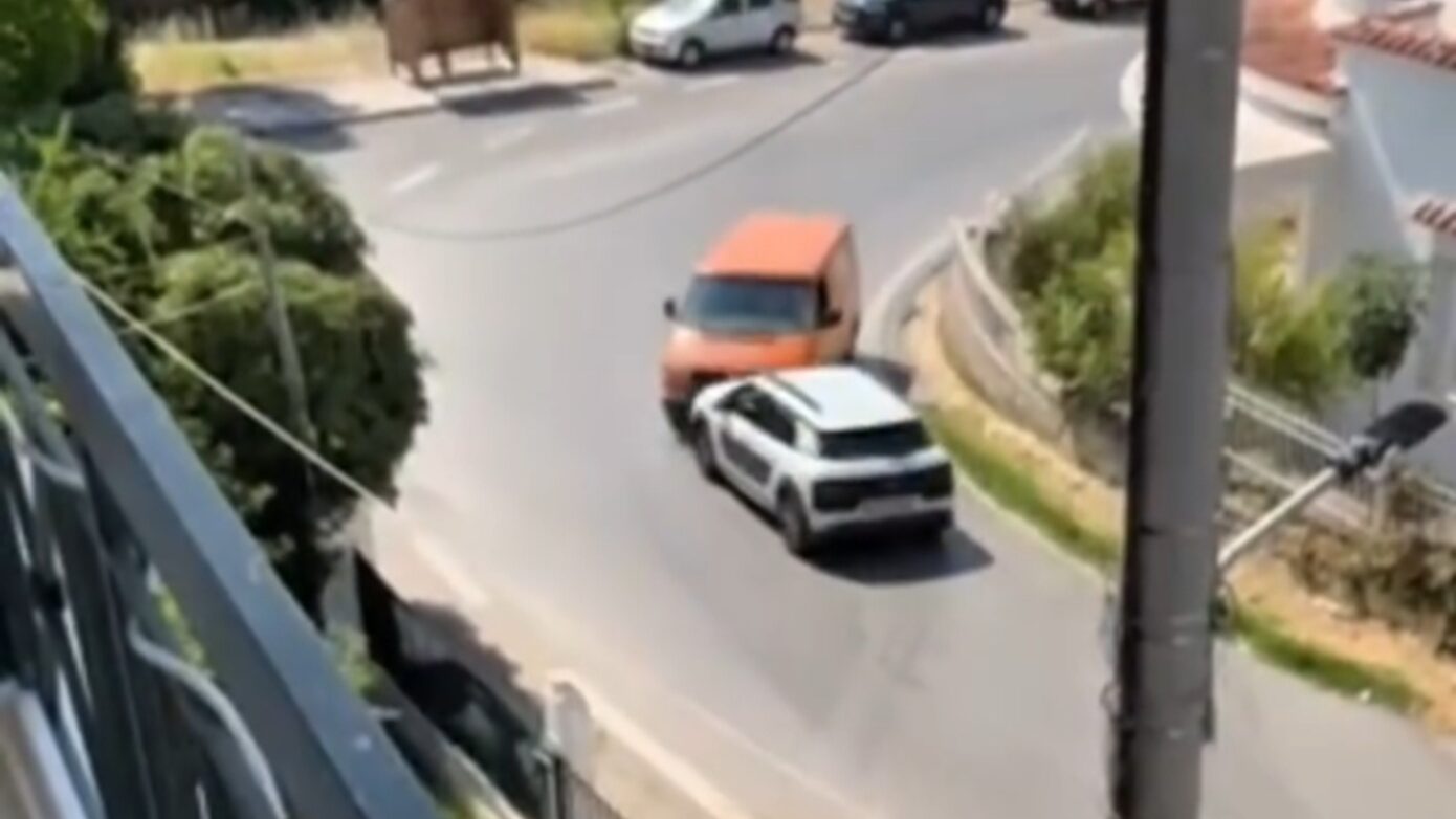 Ωρωπός: Φορτηγό συγκρούστηκε με αυτοκίνητο που κινούνταν ανάποδα – βίντεο