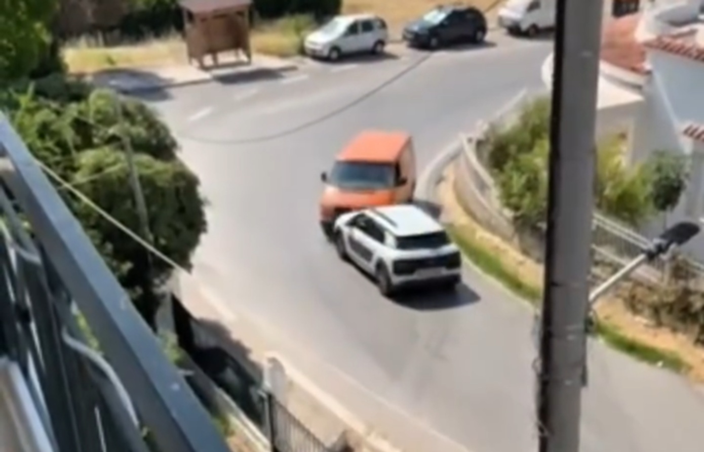 Ωρωπός: Φορτηγό συγκρούστηκε με αυτοκίνητο που κινούνταν ανάποδα – βίντεο