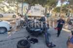 Χερσόνησος: Αυτοκίνητο «θέρισε» σταθμευμένα Ι.Χ. και αναποδογύρισε στη μέση του δρόμου – Δύο τραυματίες