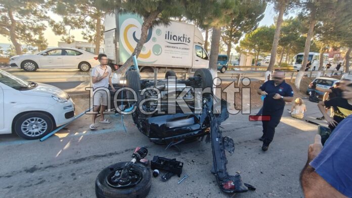 Χερσόνησος: Αυτοκίνητο «θέρισε» σταθμευμένα Ι.Χ. και αναποδογύρισε στη μέση του δρόμου – Δύο τραυματίες