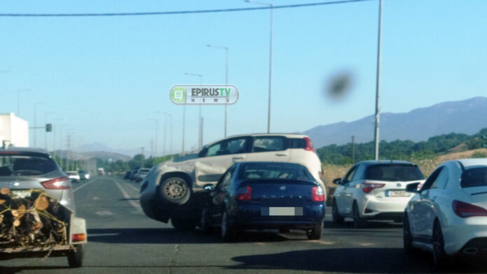 Τροχαίο στα Ιωάννινα: Συγκρούστηκαν δύο αυτοκίνητα, το ένα «ανέβηκε» πάνω στο άλλο