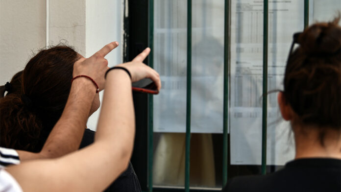 Βάσεις εισαγωγής: Εκτιμήσεις για τις δημοφιλείς σχολές – ποιες ανεβαίνουν και ποιες πέφτουν