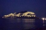 Ο βράχος της Μονεμβασιάς φωταγωγείται