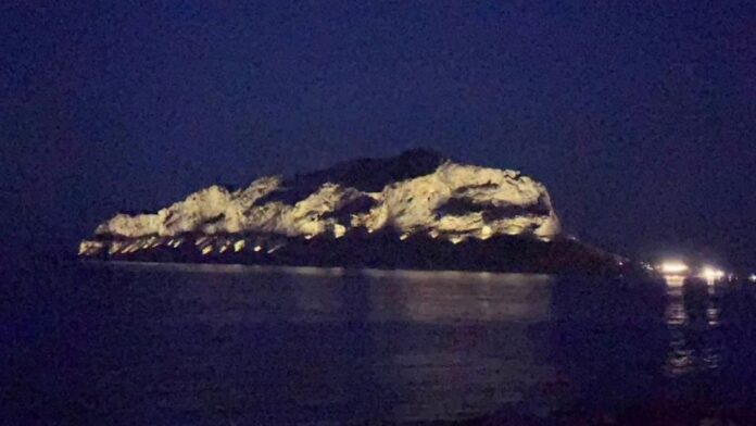 Ο βράχος της Μονεμβασιάς φωταγωγείται