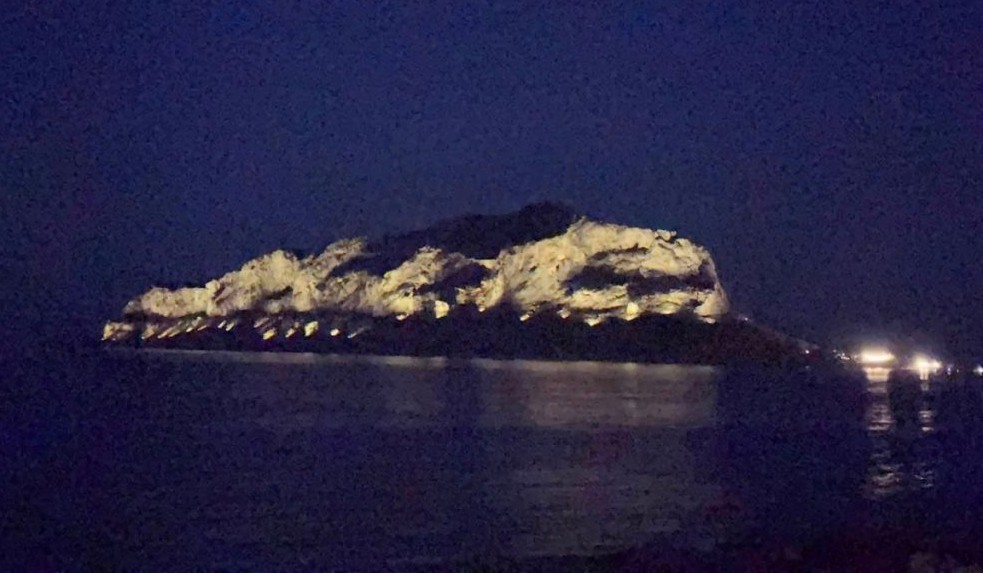 Ο βράχος της Μονεμβασιάς φωταγωγείται