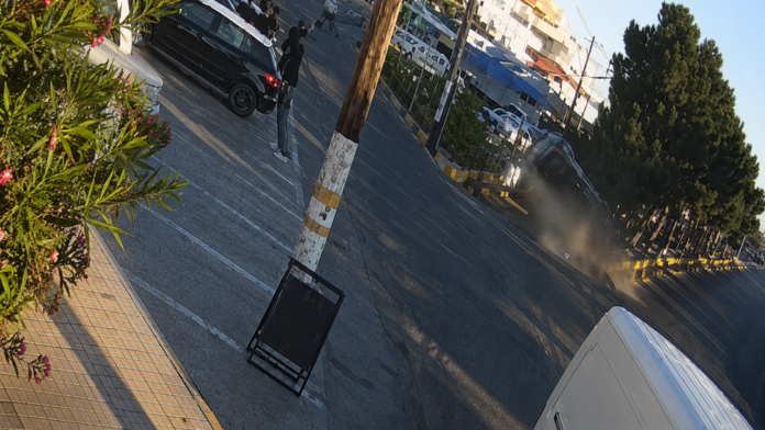 Τροχαίο στη Χερσόνησο: Καρέ-καρέ η πορεία του Ι.Χ. που αναποδογύρισε στον αέρα – Από θαύμα δεν υπήρξαν νεκροί