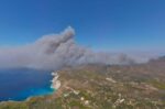 Φωτιά στις Αμμούδες Ρόδου – Μεγάλη κινητοποίηση της Πυροσβεστικής με εναέρια μέσα