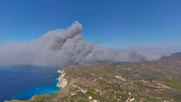 Φωτιά στις Αμμούδες Ρόδου – Μεγάλη κινητοποίηση της Πυροσβεστικής με εναέρια μέσα