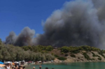 Σαλαμίνα: Ταυτόχρονες φωτιές σε Περιστέρια και Σελήνια – Διαδοχικά μηνύματα του 112 καλούν σε εκκενώσεις