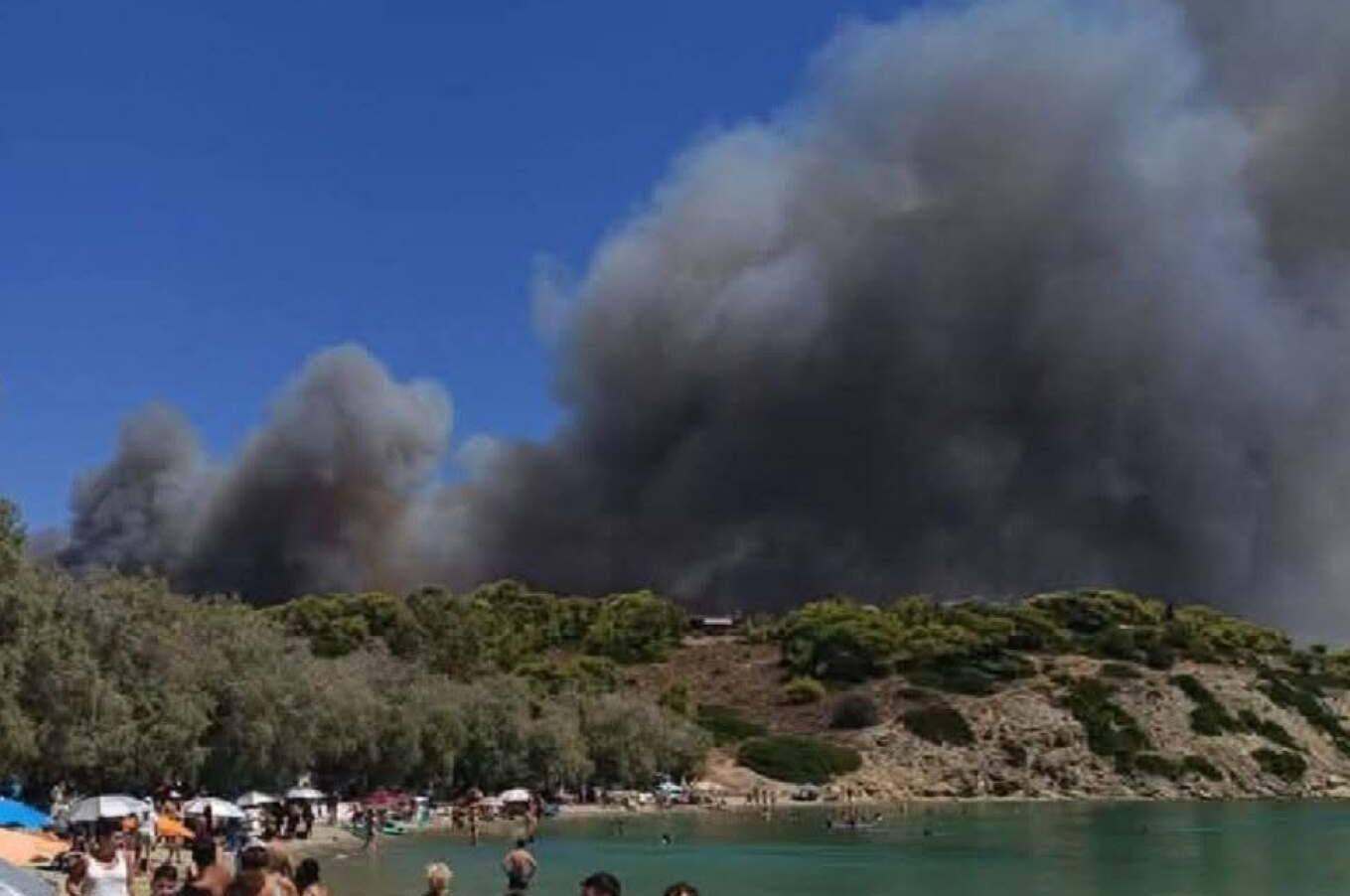 Σαλαμίνα: Ταυτόχρονες φωτιές σε Περιστέρια και Σελήνια – Διαδοχικά μηνύματα του 112 καλούν σε εκκενώσεις