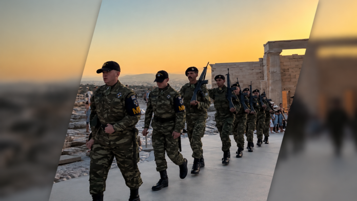Ακρόπολη: Αντιδράσεις για το ασυντόνιστο στρατιωτικό άγημα στην υποστολή της σημαίας – «Στο νηπιαγωγείο καλύτερο βήμα κάναμε»