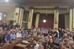 Κτηνοτρόφοι μπούκαραν στη συνεδρίαση για τον αφθώδη πυρετό στη Λέσβο, δείτε βίντεο