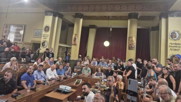 Κτηνοτρόφοι μπούκαραν στη συνεδρίαση για τον αφθώδη πυρετό στη Λέσβο, δείτε βίντεο