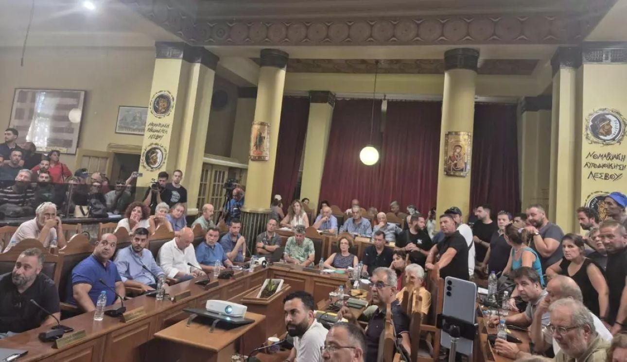 Κτηνοτρόφοι μπούκαραν στη συνεδρίαση για τον αφθώδη πυρετό στη Λέσβο, δείτε βίντεο